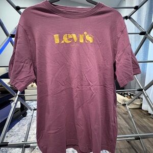 Levi's Men's Tee in Mauve with Gold Logo